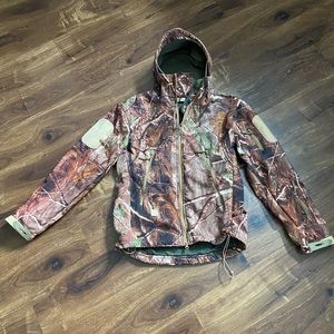 Womens hunting/camo coat w/lots of pockets and fleece lined.  Size medium